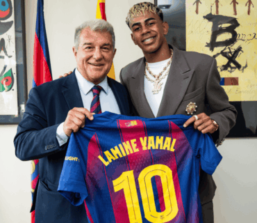 BARCELONA HACE OFICIAL ENTREGA DEL DORSAL 10 A LAMINE YAMAL