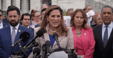 Congresistas Salazar y Escobar presentan Ley DIGNITY 2025 para reformar el sistema migratorio de Estados Unidos