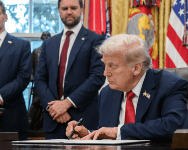 Trump insta a republicanos a divulgar archivos de Epstein y a “volver al mensaje” económico