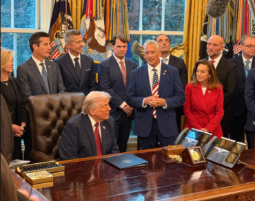 Trump y concesionarios de autos anuncian reforma a la eficiencia de combustible