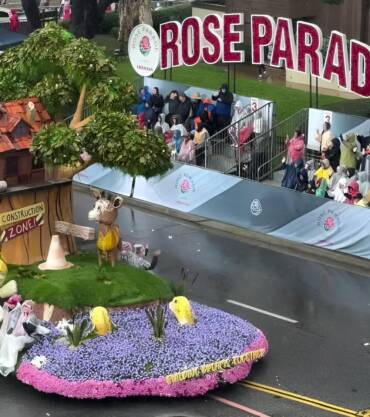 Realizan entre la lluvia desfile de Las Rosas en Pasadena