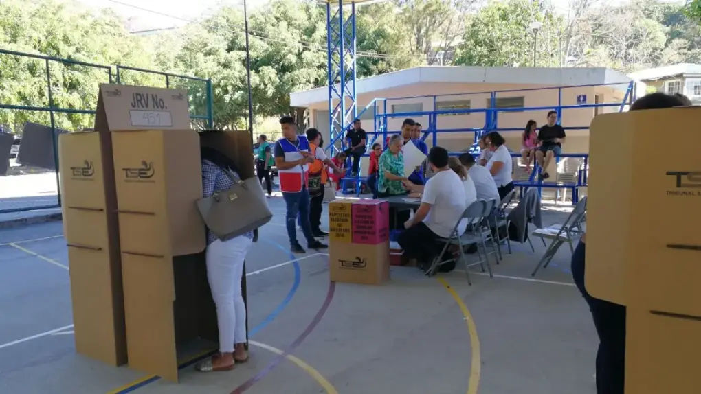 Salvadoreños a 7 días de actualizar dirección para votar en 2027