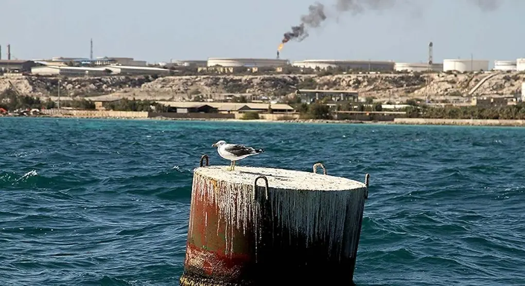 EE.UU. bombardea objetivos militares en isla petrolera de Irán