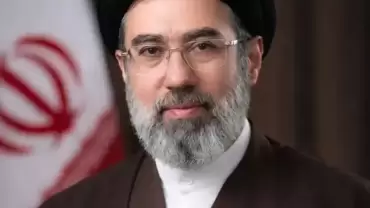 El segundo hijo del fallecido ayatolá, Ali Jameneí, fue elegido como el nuevo líder supremo.