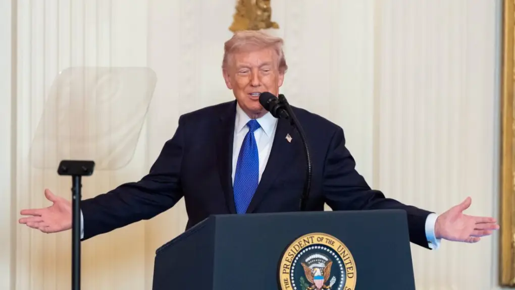 Trump acuerda con fábricas de armas cuadruplicar producción