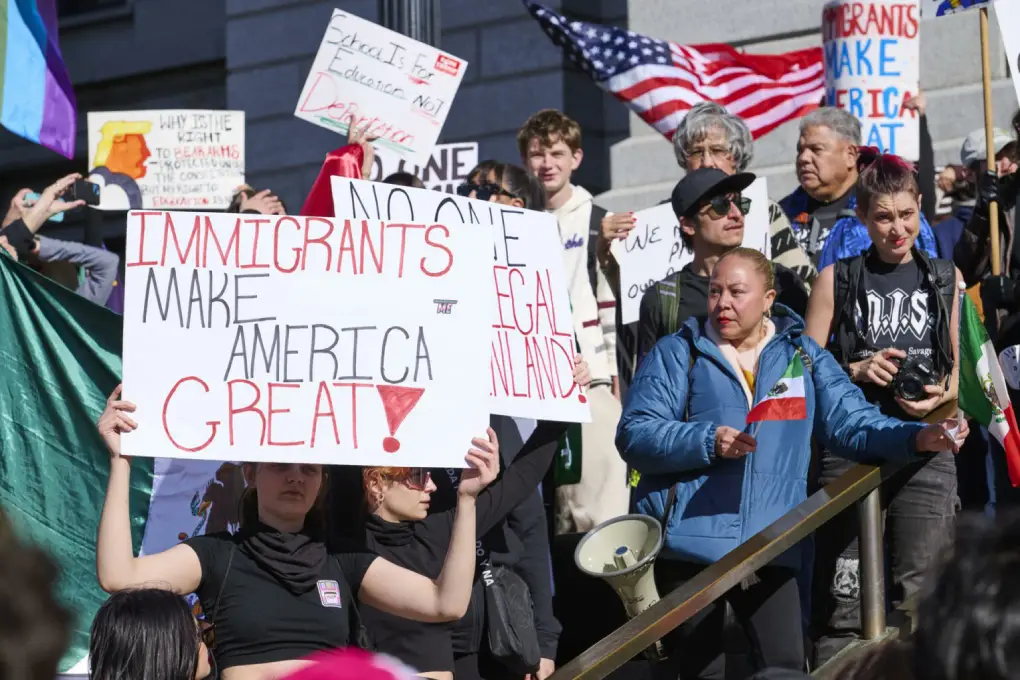 Migrantes que perdieron estatus legal podrán pedir revisión de su caso