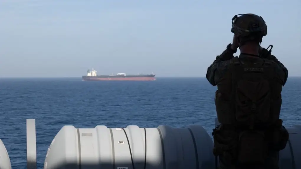 Trump ordena destruir barcos que pongan minas en estrecho de Ormuz