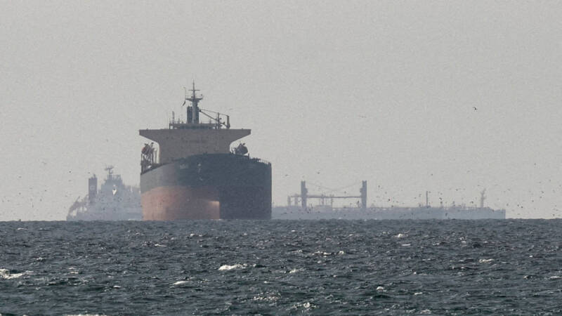 Trump dice que la guerra con Irán terminó, pero mantiene Armada en estrecho de Ormuz y zonas aledañas.