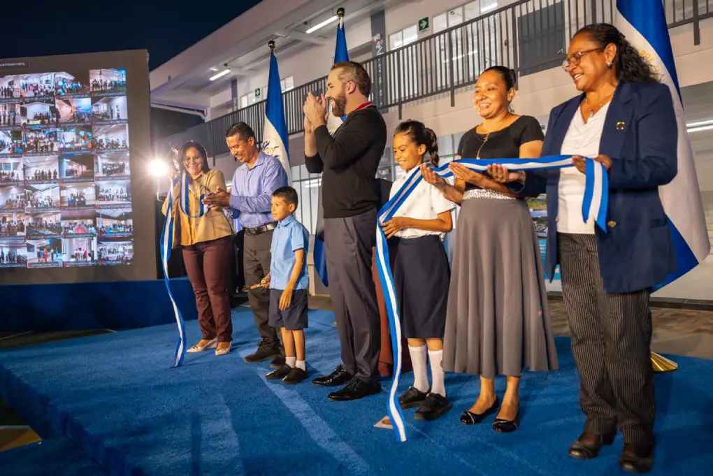 Gobierno entrega 70 escuelas reconstruidas en El Salvador