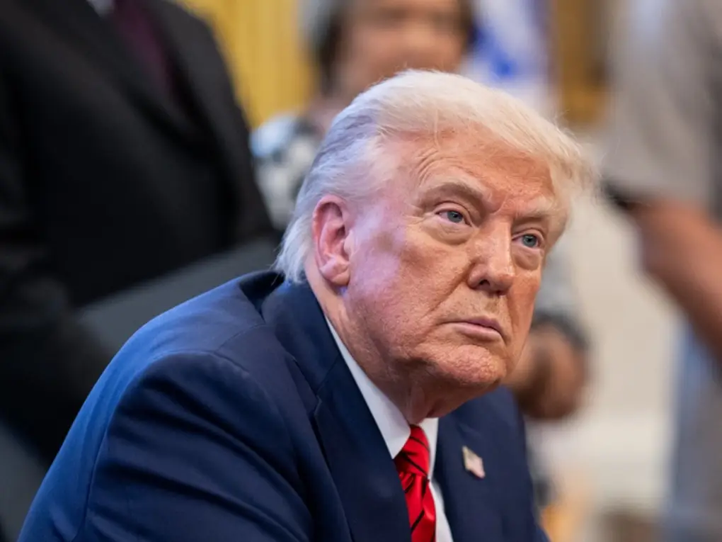 Trump cae en popularidad y demócratas ganan apoyo rumbo al Congreso, revela encuesta