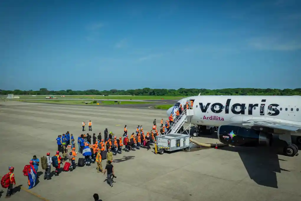 Misión salvadoreña de rescate en Venezuela parte con 300 rescatistas y ayuda humanitaria