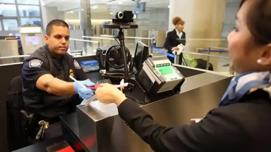 EE.UU. podría negar entrada a residentes con Green Card por estos motivos