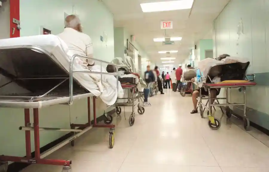 Sistema de salud de EE.UU. enfrentará escasez de personal si se retira TPS a haitianos y sirios.