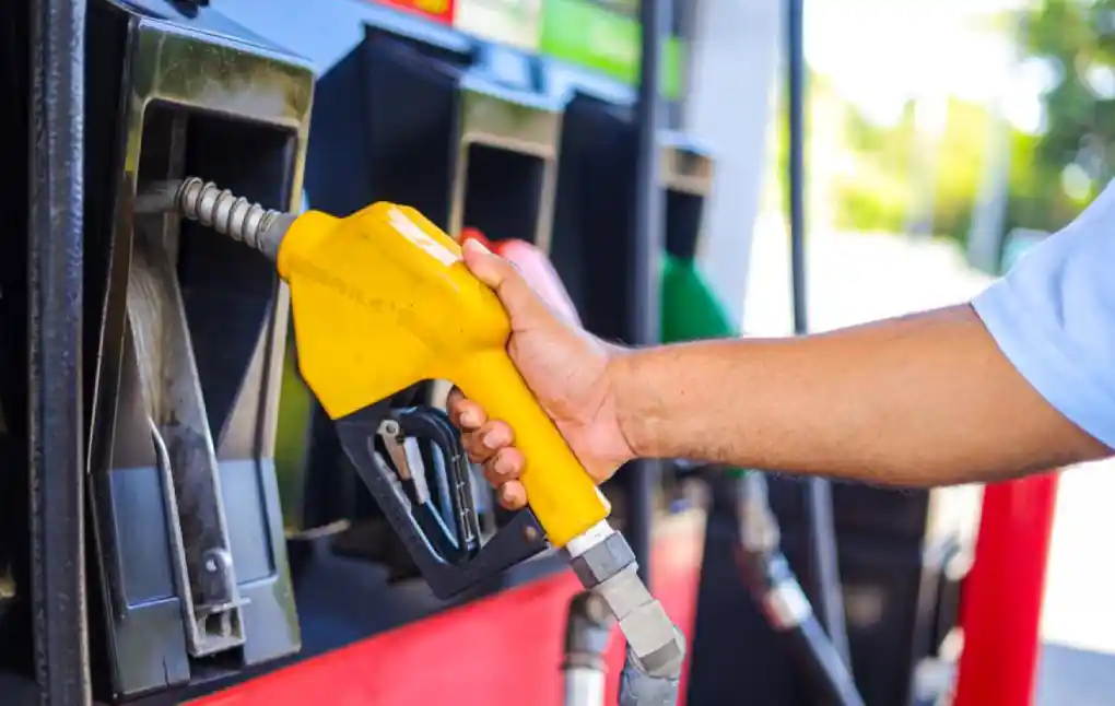 Precios de los combustibles en El Salvador siguen altos pese a caída del petróleo