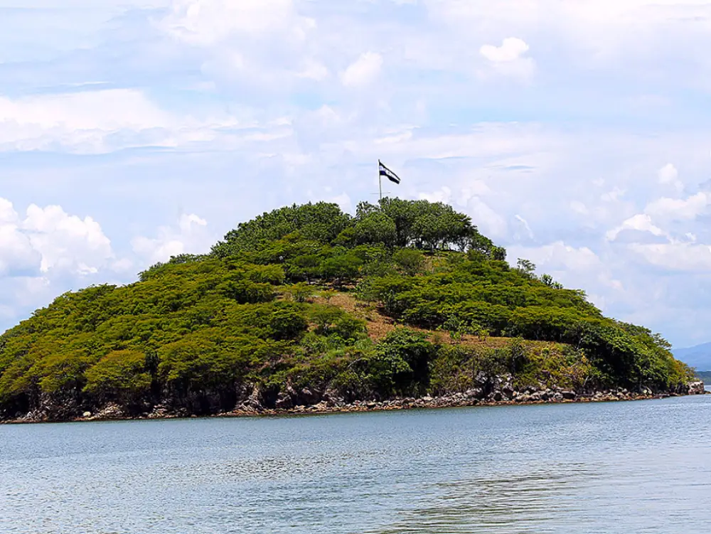 La Isla Conejo es custodiada por militares hondureños, aunque su soberanía pertenece a El Salvador.