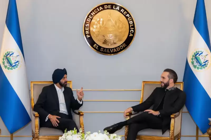 Presidente Bukele recibe en su despacho al presidente del Banco Mundial, Ajay Banga.