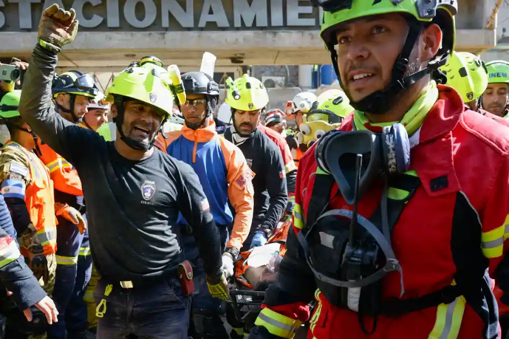 Rescatan a hombre que sobrevivió 8 días bajo escombros tras los devastadores terremotos en Venezuela