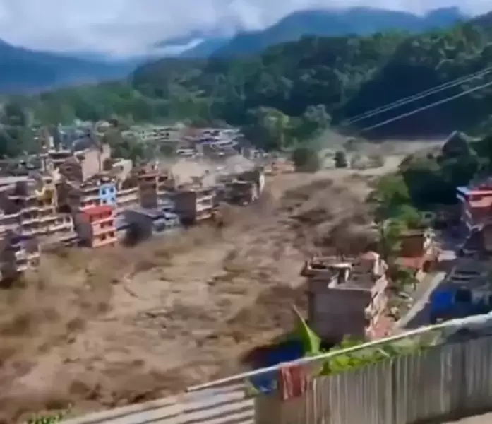 La avalancha habría sido provocada por un sismo que desprendió un alud de hielo.