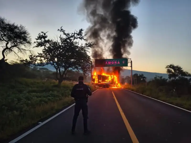 Bloqueos en Michoacán y quema de autos tras operativo de seguridad