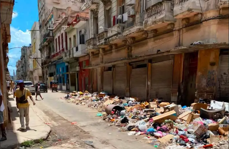 Así lucen la mayoría de las calles de los barrios de La Habana.