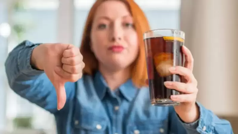 El envejecimiento prematuro se detiene un poco dejando de tomar refrescos azucarados.