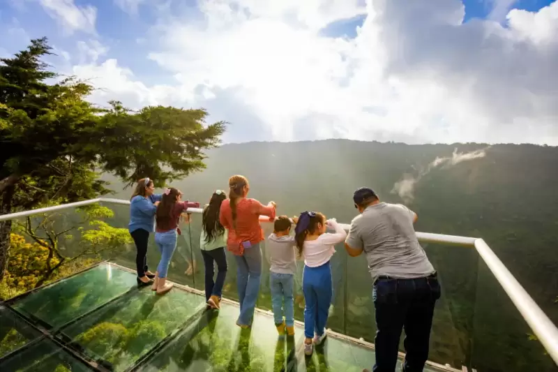 Turistas disfrutan de la frescura y hermosa vista del mirador de El Boquerón.