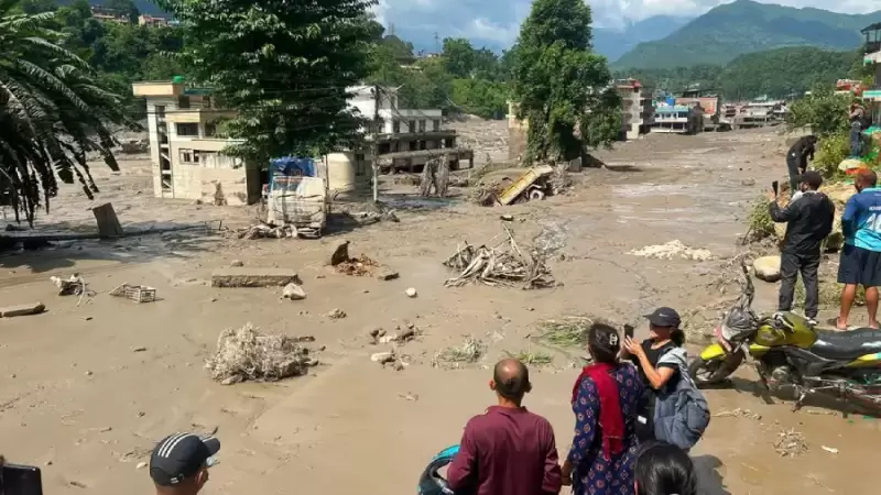 La magnitud de la tragedia es observada por algunos nepalíes.