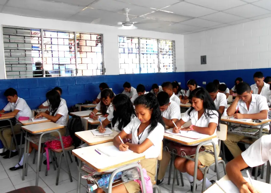 El Salvador invertirá más del 8 % del PIB en educación desde 2027