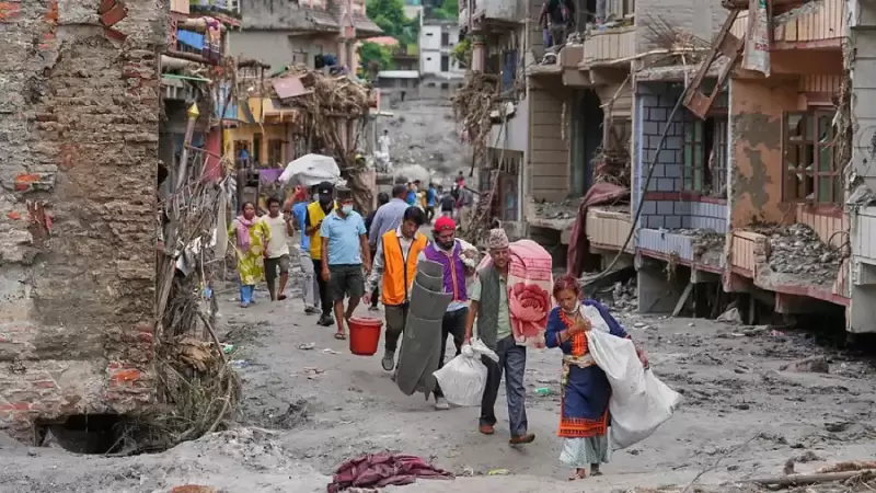 Equipos de socorristas siguen buscando víctimas entre los escombros dejados por la inundación del río Bhotekoshi, frontera entre Nepal y China.
