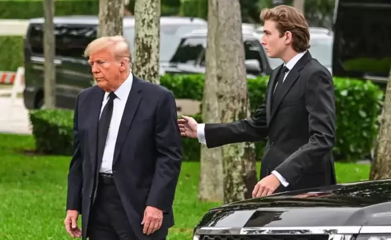 El presidente Donald Trump es acompañado por su hijo Barron Trump.