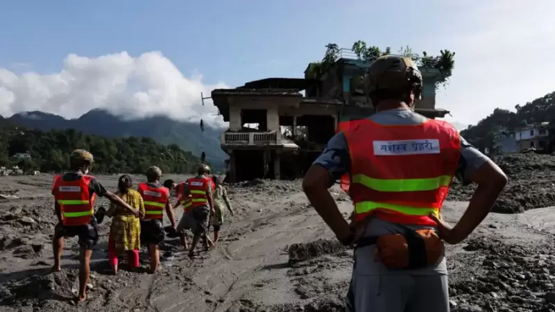 A pesar de las dificultades por el lodo endurecido, las labores de búsqueda continúan, tras la tragedia en Nepal.