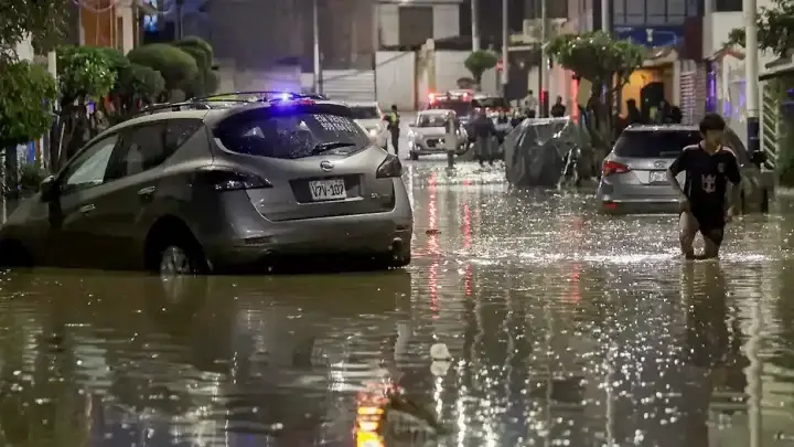 Los primeros efectos de el fenómeno de El Niño obligaron a California a declarar emergencia.