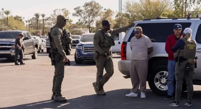 ICE cambia de estrategia para detener inmigrantes. Ya no es perseguirlos, sino esperarlos al salir o entrar a sus casas, trabajos, o lugares públicos frecuentados por ellos.