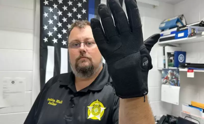 Los guantes producen descargas eléctricas para inmovilizar a migrantes al momento de capturarlos.