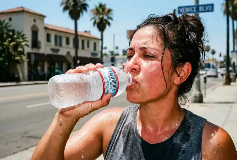 Señora se hidrata por el calor extremo