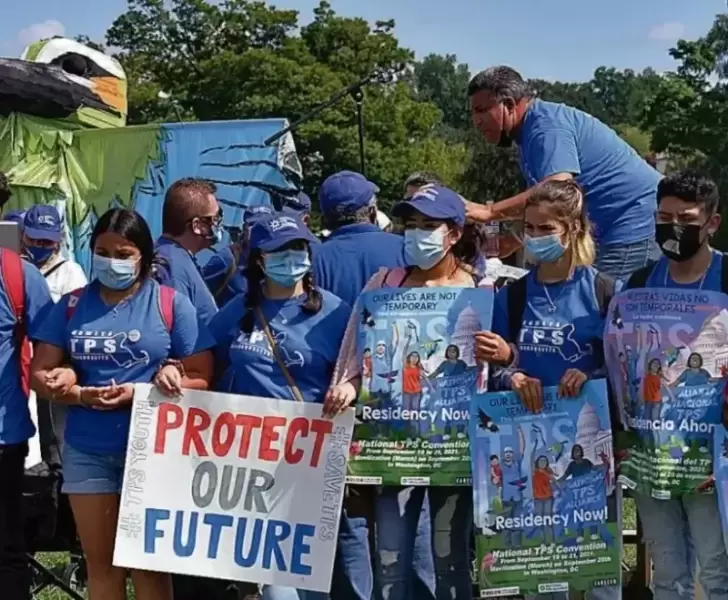 Salvadoreños con TPS están a un día de saber si se quedan o deben abandonar Estados Unidos.