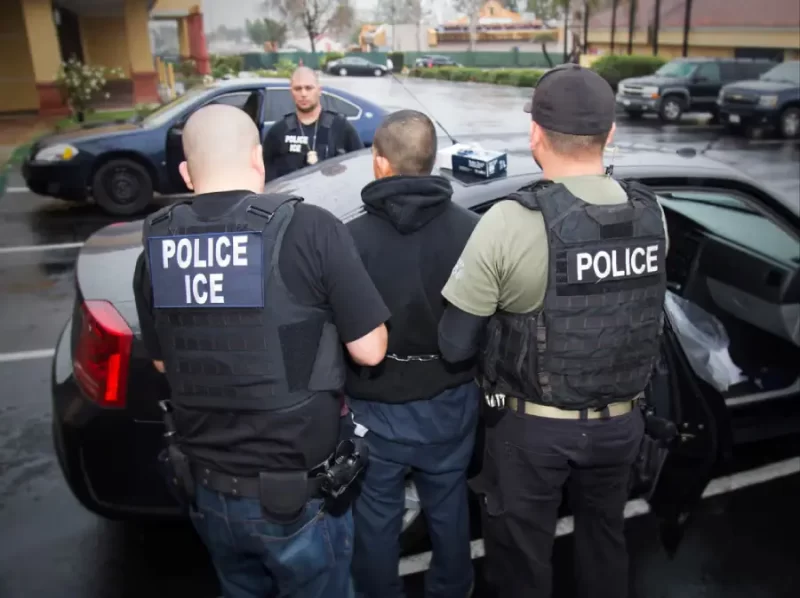 En agosto, por tercer mes consecutivo aumentó el número de inmigrantes detenidos por ICE.