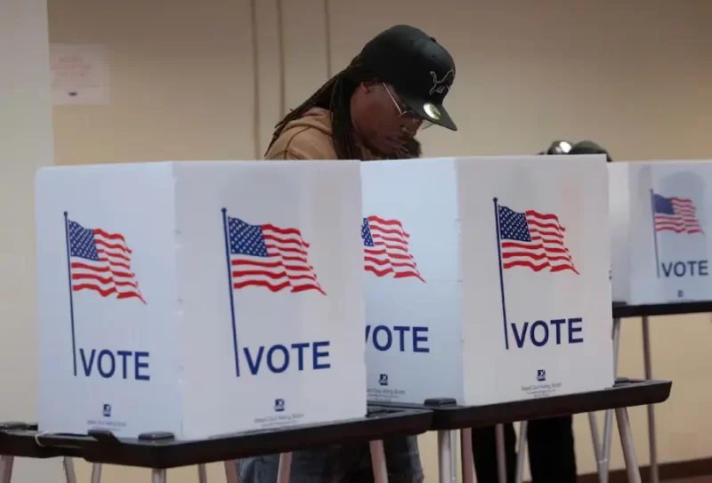 Un ciudadano ejerce su derecho al voto en Los Ángeles.