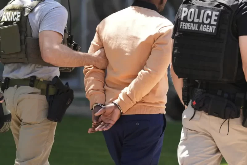 La alerta se da días después que ICE ordenara elevar 1,000 detenciones diarias de migrantes.