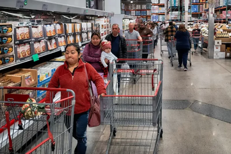 Los hispanos en Estados Unidos sostienen que su máxima preocupación es el alto costo de la vida.