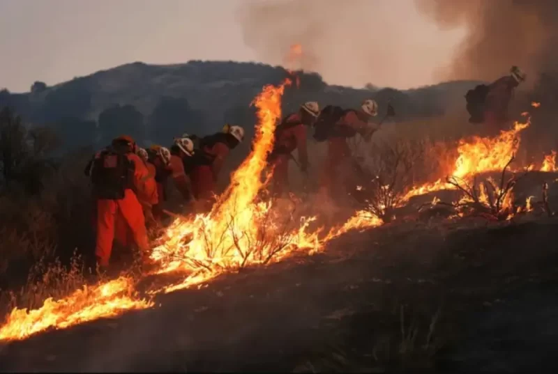 Los fuertes vientos de las últimas horas podrían provocar o prolongar los incendios.