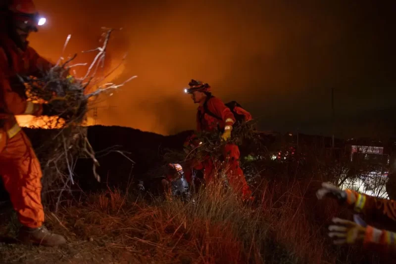 El fuego se desató en horas de esta madrugada.