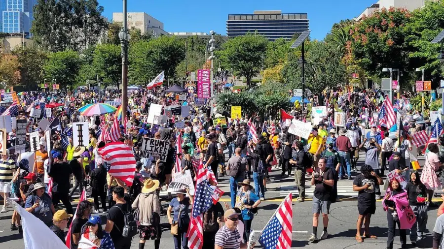 Cientos de manifestantes del No Kings protestaron contra políticas migratorias de Donald Trump.