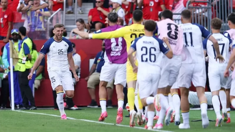 A celebrar el gol de Bosnia