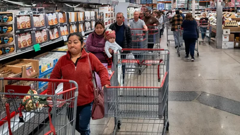 Los hispanos en Estados Unidos sostienen que su máxima preocupación es el alto costo de la vida.