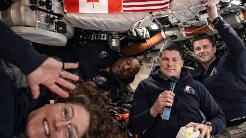 Astronautas cada vez más cerca de la Luna.