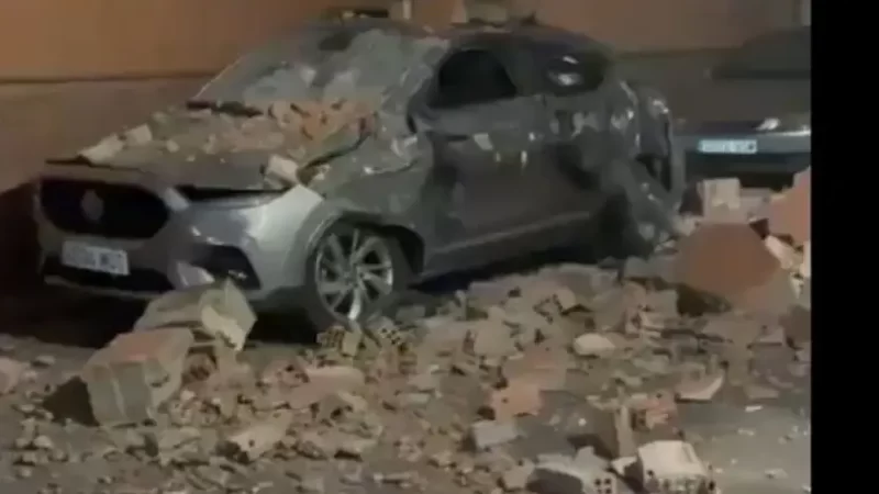 Automóvil dañado por sismo en Granada, España.
