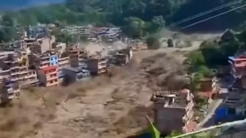 La avalancha habría sido provocada por un sismo que desprendió un alud de hielo.