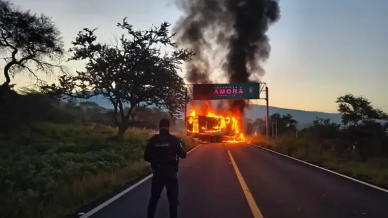 Los revoltosos incendiaron varios camiones en protesta por el operativo militar en Michoacán.