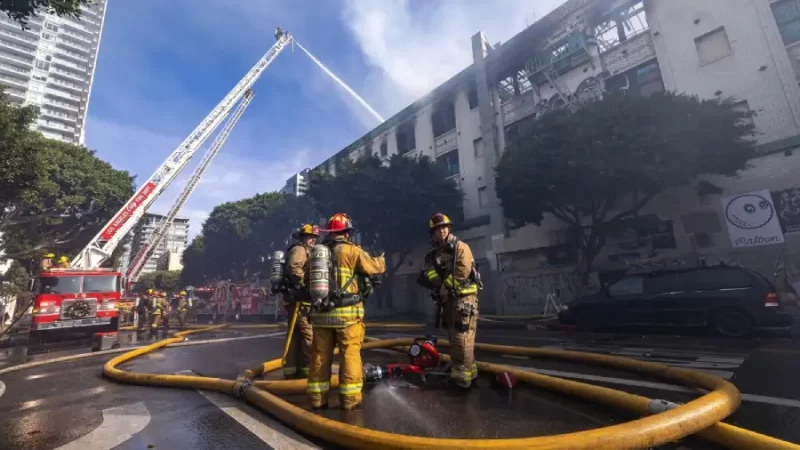 Bomberos sofocan fuego en edificio abandonado en Los Ángeles.